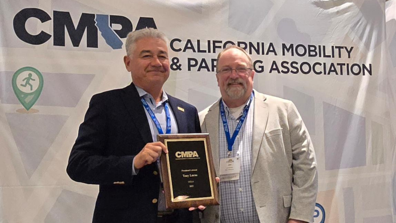 Tony Lucas receives award